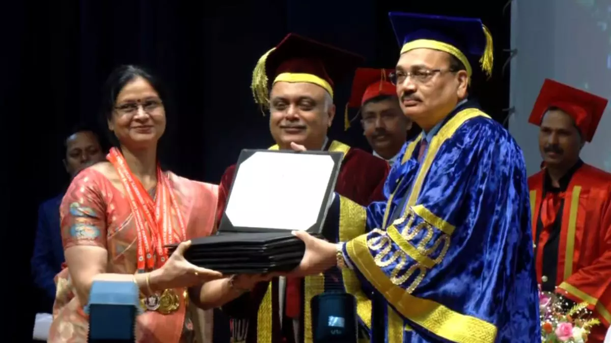 पटना में CNLU का भव्य दीक्षांत समारोह! बेस्ट गर्ल स्टूडेंट सेवल जैन को मिला इंदु प्रभा सिंह अवॉर्ड, मां ने ग्रहण किया सम्मान