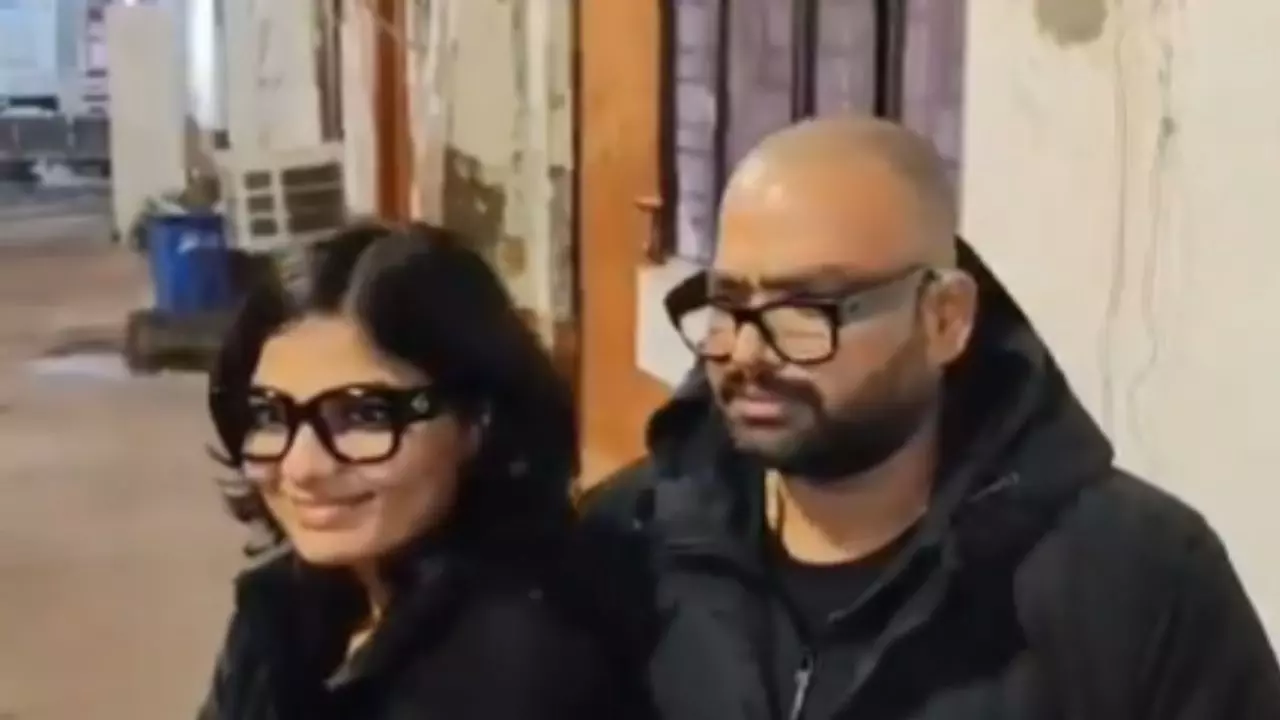 थाने पहुंचीं नेहा सिंह राठौर, PM मोदी के खिलाफ किया था ये कमेंट; लखनऊ पुलिस ने बताया- बयान दर्ज, फिर बुलाएंगे