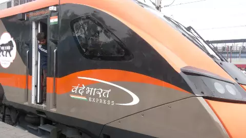 180 KM/H की स्पीड से पटरी पर उतरेगी पहली वंदे भारत स्लीपर ट्रेन, गुवाहाटी–हावड़ा रूट से होगी ऐतिहासिक शुरुआत 180 KM/H की स्पीड से पटरी पर उतरेगी पहली वंदे भारत स्लीपर ट्रेन, गुवाहाटी–हावड़ा रूट से होगी ऐतिहासिक शुरुआत