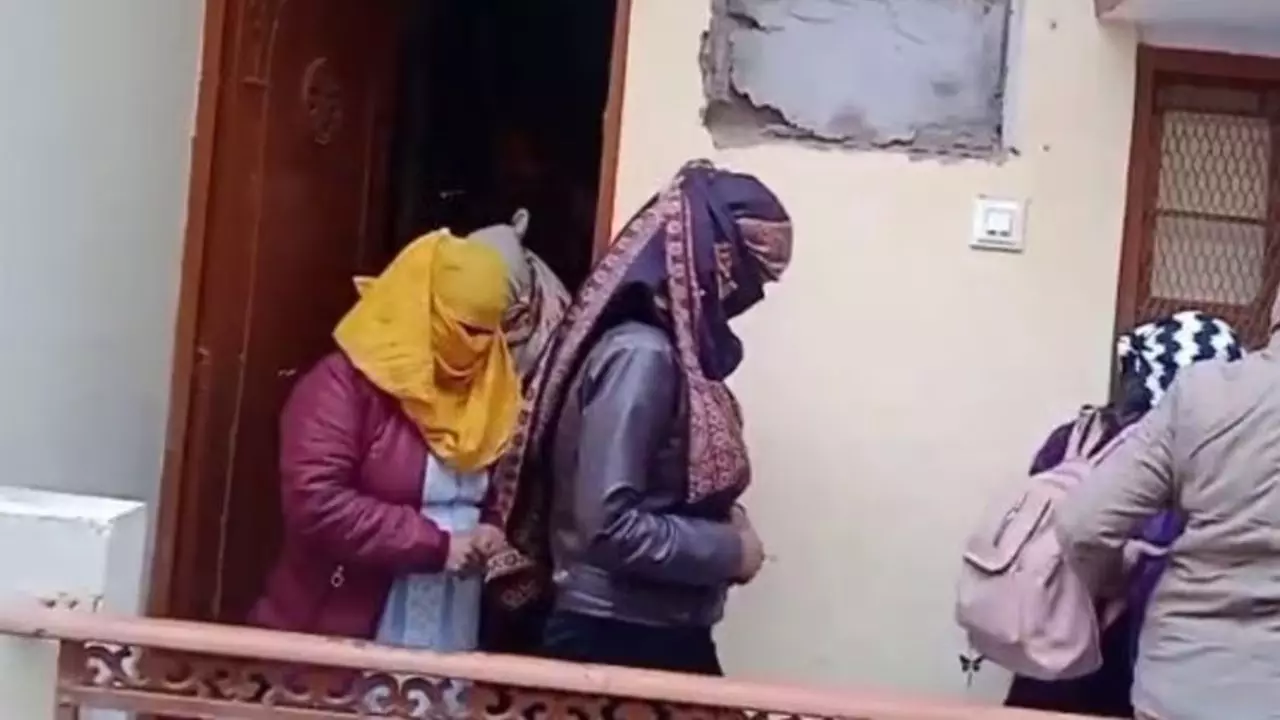 महिला IAS के मकान पर चल रहा था महीनों से देह व्यापार का धंधा! आपत्तिजनक हालत में पकड़े गए कई युवक-युवतियां