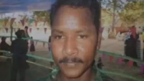 Barsa Deva Surrender : एक ही गांव, दो माओवादी वारलॉर्ड - एक एनकाउंटर में ढेर, दूसरा जान बचाने को घुटनों पर Barsa Deva Surrender : एक ही गांव, दो माओवादी वारलॉर्ड - एक एनकाउंटर में ढेर, दूसरा जान बचाने को घुटनों पर