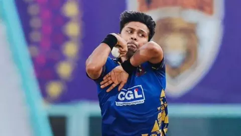 शेन वॉर्न और अनिल कुंबले जैसी फिरकी! कौन हैं जीशान अंसारी? विजय हजारे ट्रॉफी में 17 विकेट लेकर मचाया तहलका शेन वॉर्न और अनिल कुंबले जैसी फिरकी! कौन हैं जीशान अंसारी? विजय हजारे ट्रॉफी में 17 विकेट लेकर मचाया तहलका