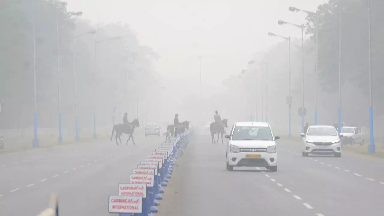 दिल्ली-एनसीआर में ठिठुरन ने बढ़ाई परेशानी, पहाड़ी राज्यों में बारिश और घना कोहरा; जान लें IMD का अलर्ट