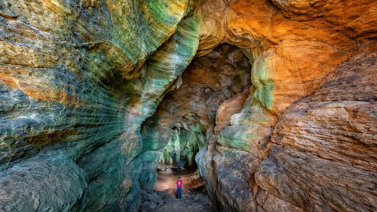 छत्तीसगढ़ की कांगेर घाटी में मिली ग्रीन गुफा, नजारा ऐसा कि खूबसूरती देख दंग हुए टूरिस्ट, जानें हरे रंग का रहस्य