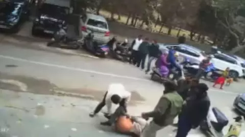 दिल्ली में गुंडों का आतंक! जिम मालिक की पिटाई, पत्नी के साथ छेड़छाड़ और बेटे को बीच सड़क पर नंगा कर किया ये काम दिल्ली में गुंडों का आतंक! जिम मालिक की पिटाई, पत्नी के साथ छेड़छाड़ और बेटे को बीच सड़क पर नंगा कर किया ये काम