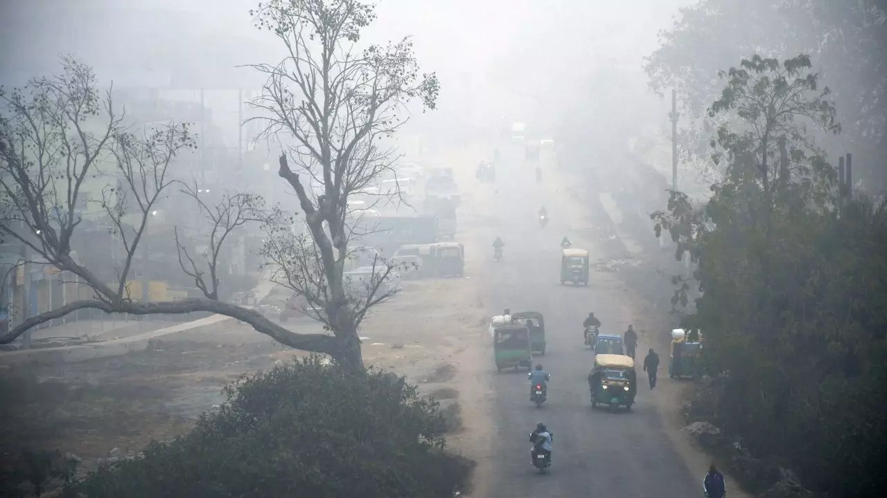 दिल्ली-NCR में बर्फीली हवाओं का कहर, जम्मू-कश्मीर में बर्फबारी ने बढ़ाई मुसीबत; उत्तराखंड में बारिश का असर