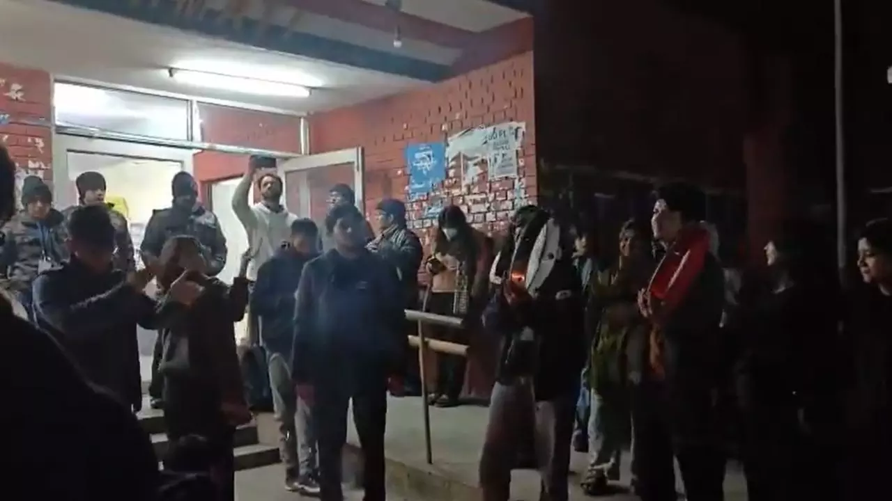 मोदी-शाह के खिलाफ आपत्तिजनक नारे, JNU में आधी रात बवाल; BJP बोली- अर्बन नक्सलियों ने भारत विरोधी सोच को दिया बढ़ावा | Video