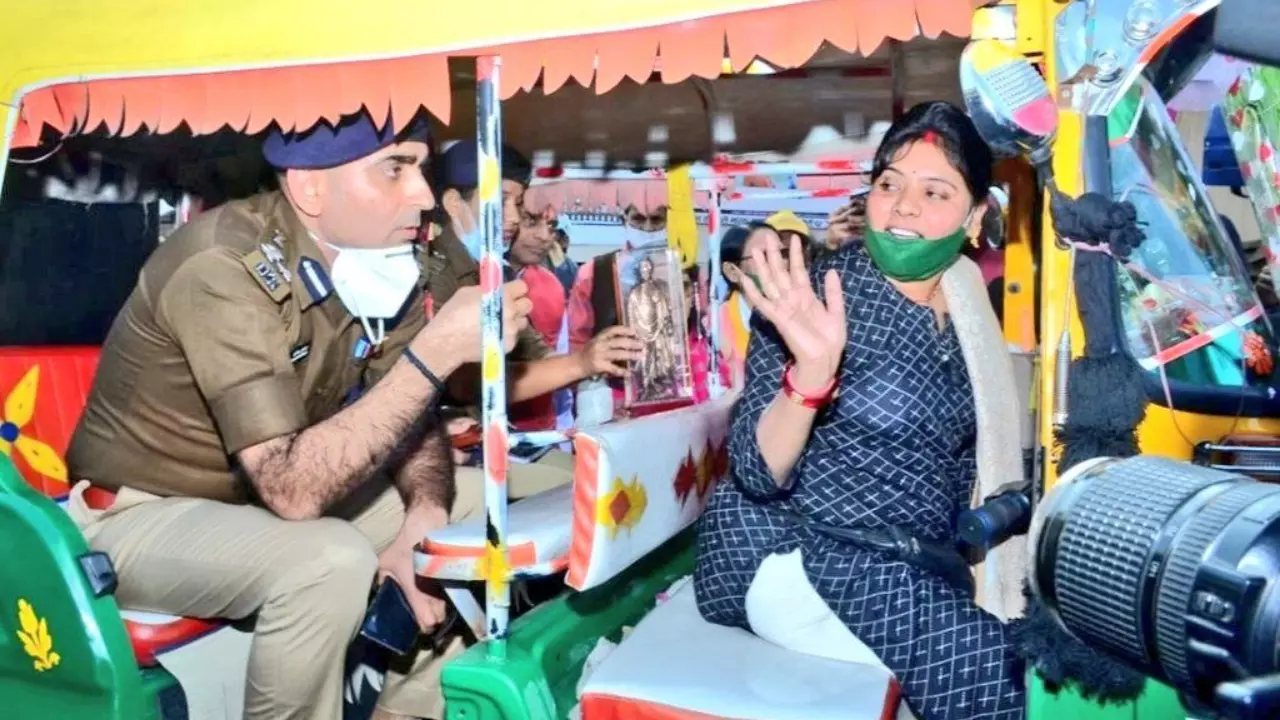 झांसी की पहली महिला ऑटो ड्राइवर अनीता चौधरी जो बनी मिसाल, क्या है उनकी प्रेरक कहानी? गोली मारकर हत्‍या