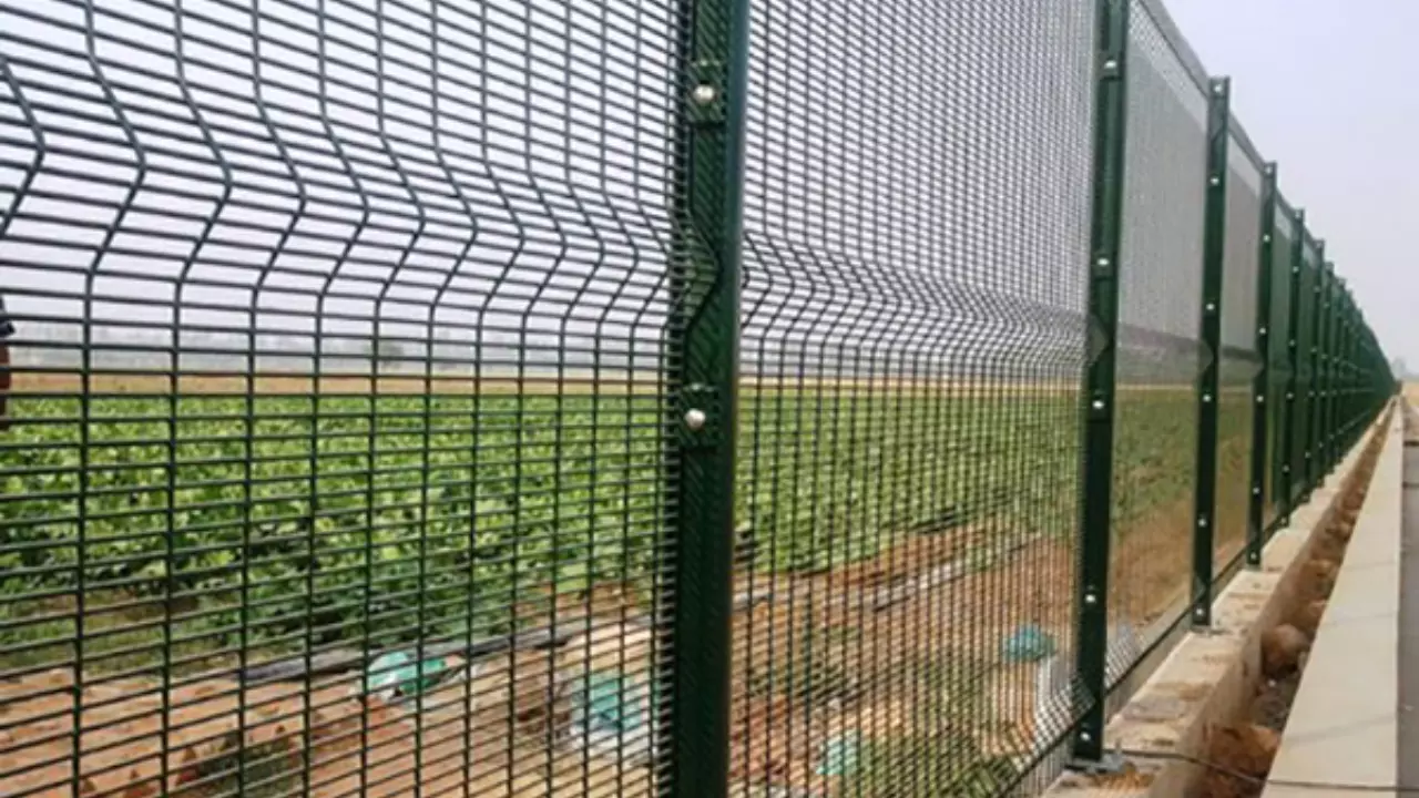 बांग्लादेश से तनाव के बीच भारत अलर्ट, सीमा पर खड़ी की 12 फीट ऊंची नई डिजाइन फेंसिंग; क्या है खासियत?