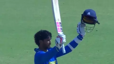 Rajasthan Royals को 30 लाख में मिला विस्फोटक बल्लेबाज, अमेरिका में जन्मा अब विजय हजारे में ठोका दोहरा शतक; कौन हैं अमन राव? Rajasthan Royals को 30 लाख में मिला विस्फोटक बल्लेबाज, अमेरिका में जन्मा अब विजय हजारे में ठोका दोहरा शतक; कौन हैं अमन राव?