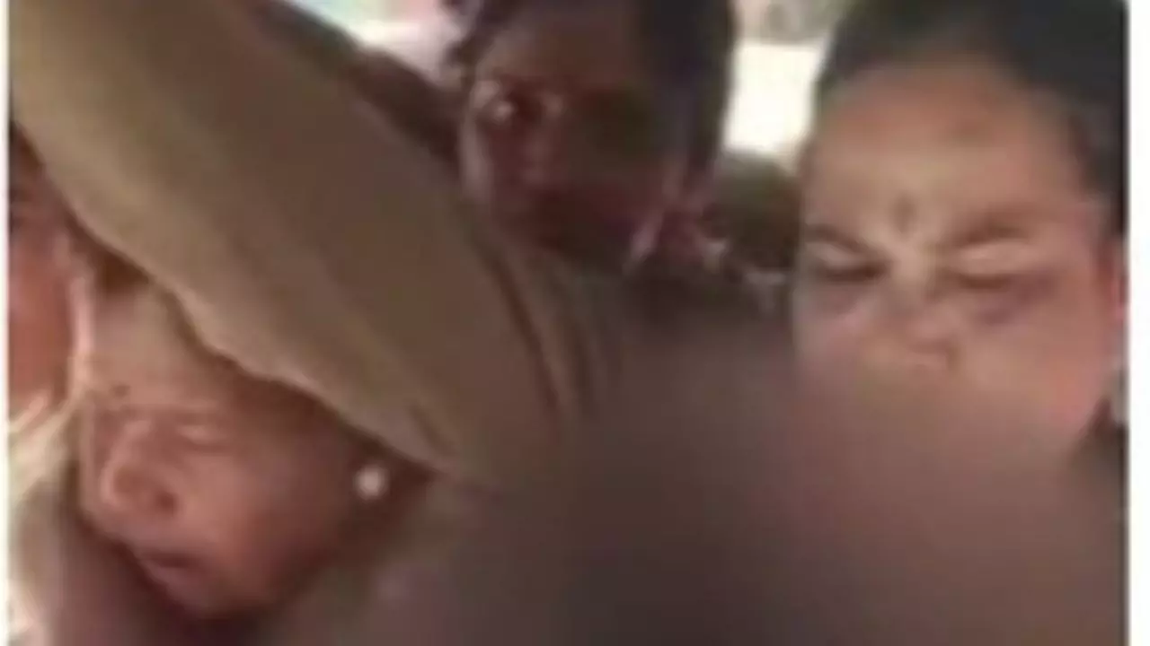 पहले पीटा फिर फाड़े कपड़े, कर्नाटक में महिला कार्यकर्ता की गिरफ्तारी पर बवाल, बीजेपी ने पुलिस पर लगाए ये आरोप