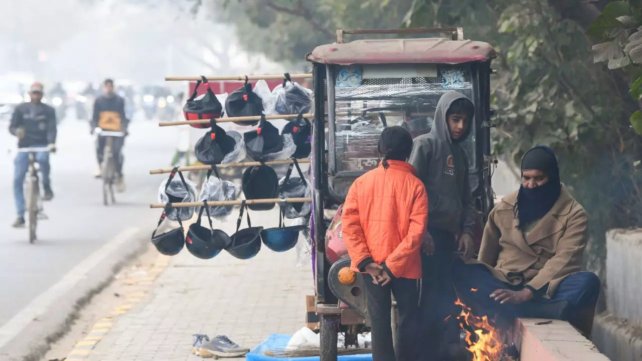 दिल्ली-NCR और बिहार में गलाने वाली ठंड, सर्द हवाओं के चलते कोल्ड डे का Alert; तमिलनाडु-केरल में गरज के साथ होगी बारिश