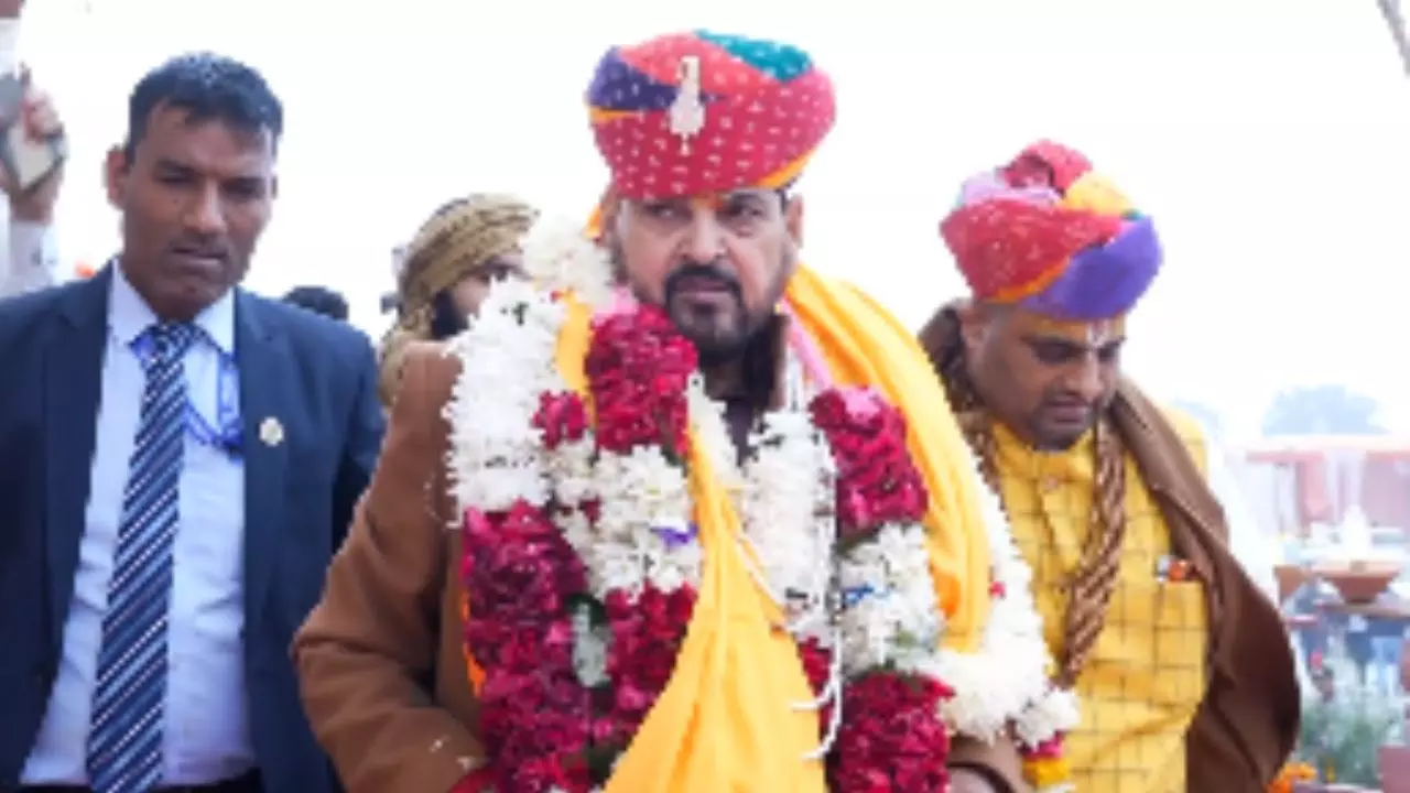 हजारों की भीड़, बुलडोजर से फूलों की बारिश, बृजभूषण शरण सिंह का भव्य जन्मदिन, तोहफे में मिले सोने की चेन और करोड़ों का घोड़ा