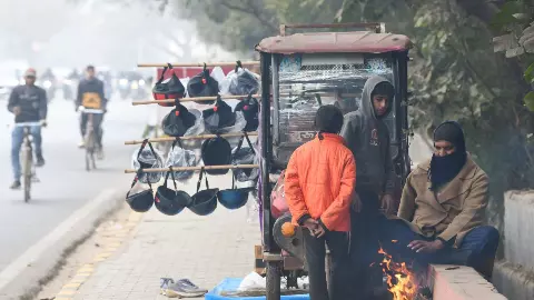 दिल्ली-NCR और बिहार में गलाने वाली ठंड, सर्द हवाओं के चलते कोल्ड डे का Alert; तमिलनाडु-केरल में गरज के साथ होगी बारिश