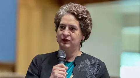 पैसों का टोटा या नई परंपरा! कांग्रेस टिकट के लिए 50 हजार की एंट्री फीस, प्रियंका मॉडल से पार्टी का कितना होगा भला? पैसों का टोटा या नई परंपरा! कांग्रेस टिकट के लिए 50 हजार की एंट्री फीस, प्रियंका मॉडल से पार्टी का कितना होगा भला?