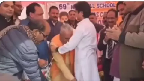73 साल के भाजपा विधायक ने सिंधिया के बेटे के छुए पैर, वीडियो हुआ Viral तो यूजर्स बोले- BJP के संस्कार