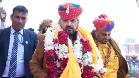 हजारों की भीड़, बुलडोजर से फूलों की बारिश, बृजभूषण शरण सिंह का भव्य जन्मदिन, तोहफे में मिले सोने की चेन और करोड़ों का घोड़ा