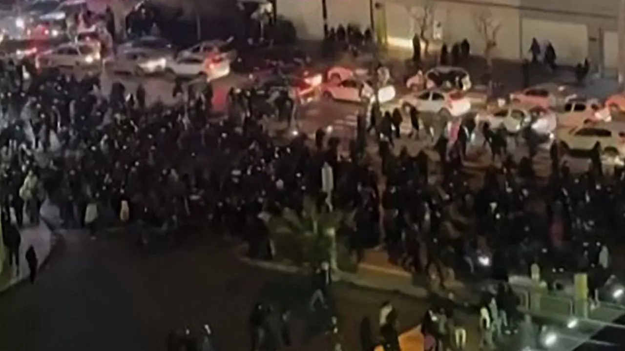 जल रहे ईरान में अब तक 62 मौतें... इंटरनेट बंद, सड़कों पर आग; विरोध प्रदर्शन के बीच खामेनेई का ट्रंप को खौफनाक मैसेज