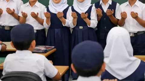 हमें किसने बनाया अल्लाह ताला ने! आजमगढ़ के CBSE स्कूल का वीडियो वायरल होते मचा बवाल, लोग बोले- ये क्या हो रहा?