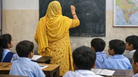 पाकिस्तानी महिला UP में कैसे बन गई सरकारी टीचर? पहले PAK फिर भारत में की शादी, 40 साल पुराने केस का हुआ खुलासा