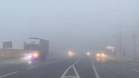 दिल्ली-एनसीआर में शीतलहर और कोहरा, 4 राज्यों में भारी बारिश का रेड अलर्ट; कश्मीर में जमी डल झील