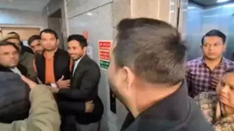 तेजस्वी को चूड़ा-दही भोज का न्योता देंगे तेज प्रताप! कोर्ट में आए आमने सामने, लालू के दोनों लाल के बीच क्या हुई बात? तेजस्वी को चूड़ा-दही भोज का न्योता देंगे तेज प्रताप! कोर्ट में आए आमने सामने, लालू के दोनों लाल के बीच क्या हुई बात?