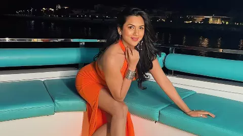 दुबई में ऑरेंज स्लिट गाउन पहन Akansha Chamola ने लूटी महफिल, देखें एक्ट्रेस की बोल्ड अदाओं वाली खास तस्वीरें