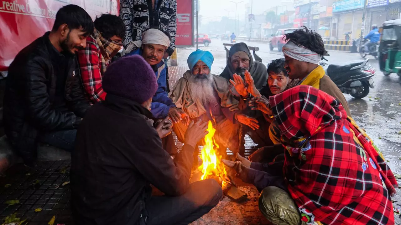 बारिश ने साफ की दिल्ली की हवा, यूपी-बिहार में कोहरा; झारखंड-जम्मू में रिकॉर्ड तोड़ ठंड