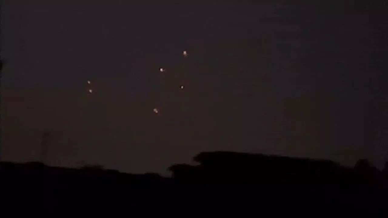 जम्मू-कश्मीर में अलर्ट जारी: सीमा पर दिखे पाकिस्तानी ड्रोन, सेना ने की फायरिंग, सर्च ऑपरेशन शुरु- देखिए VIDEO