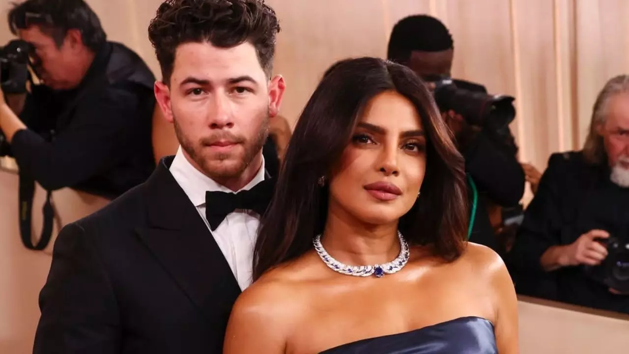 Golden Globes Red Carpet: हाथों में हाथ डाले दिखे priyanka Chopra और Nick Jonas, देखें खास तस्वीरें