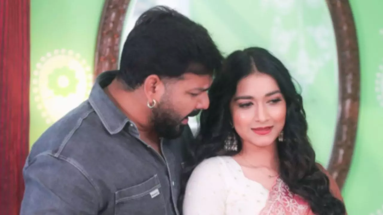 तीसरी शादी की चर्चाओं के बीच Mahima Singh ने शेयर की पवन सिंह संग रोमांटिक फोटो, फैंस बोले- ‘लव स्टोरी फिक्स’