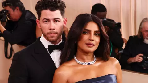 Golden Globes Red Carpet: हाथों में हाथ डाले दिखे priyanka Chopra और Nick Jonas, देखें खास तस्वीरें