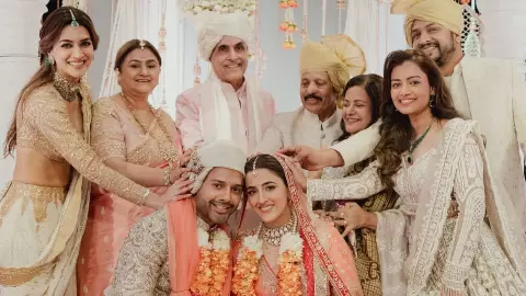 Nupur Sanon और Stebin Ben की देखें शादी की खास तस्वीरें, बहन Kriti Sanon ने पकड़ी फूलों की चादर Nupur Sanon और Stebin Ben की देखें शादी की खास तस्वीरें, बहन Kriti Sanon ने पकड़ी फूलों की चादर