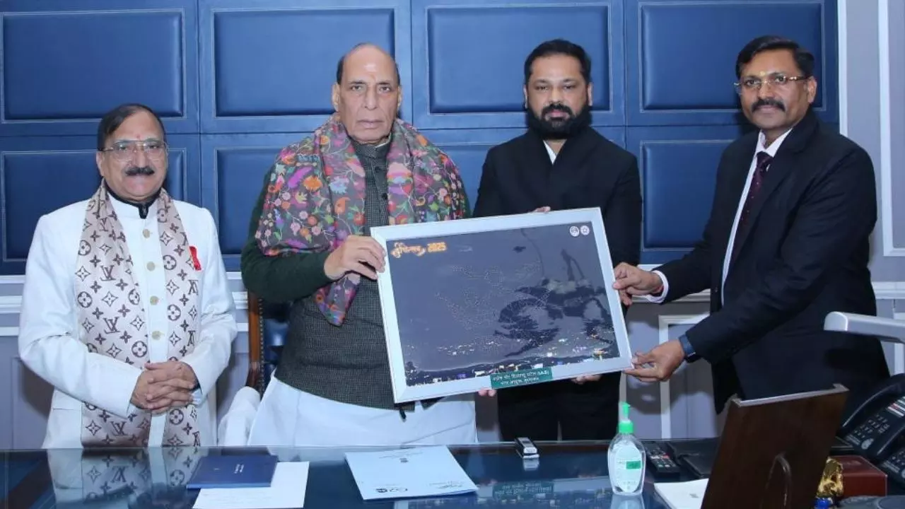 त्रिशूल रक्षा संग्रहालय का निमंत्रण लेकर रक्षा मंत्री से मिली ‘टीम मुरादाबाद’, IAS अफसर के संकल्प पर राजनाथ सिंह भी हुए हैरान