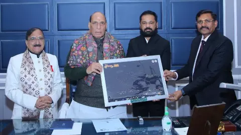 त्रिशूल रक्षा संग्रहालय का निमंत्रण लेकर रक्षा मंत्री से मिली ‘टीम मुरादाबाद’, IAS अफसर के संकल्प पर राजनाथ सिंह भी हुए हैरान