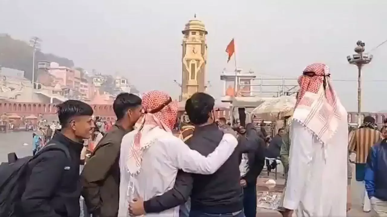 अल हबीबी! शेख बनकर हर की पैड़ी पर घूम रहे थे दो युवक, पकड़े जाने के बाद सामने आई सच्चाई; Video Viral
