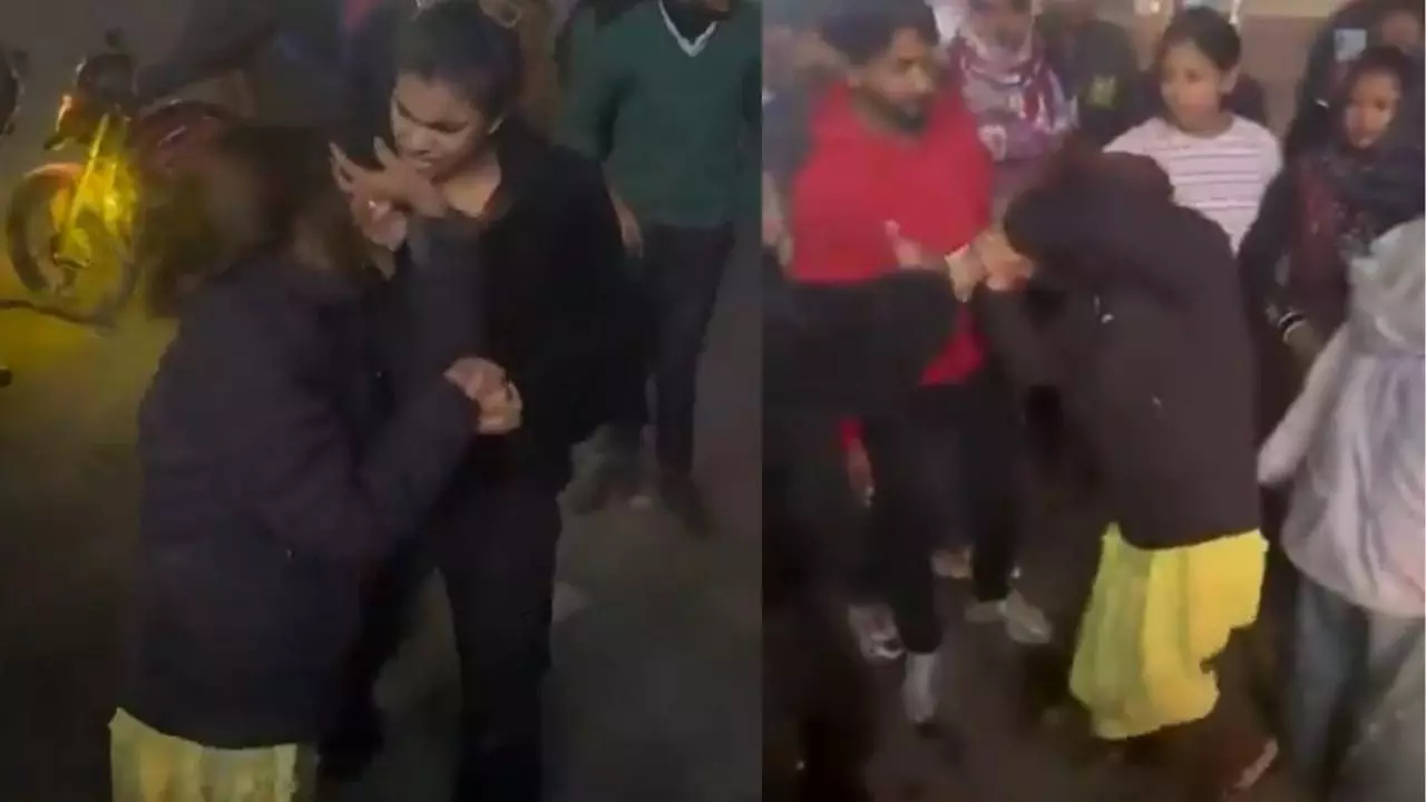 VIDEO: सड़क पर भिड़ गई 2 लड़कियां.. पुलिस आई तो पकड़ा गया जिस्मफरोशी का धंधा, 15 लोग पहुंचे जेल