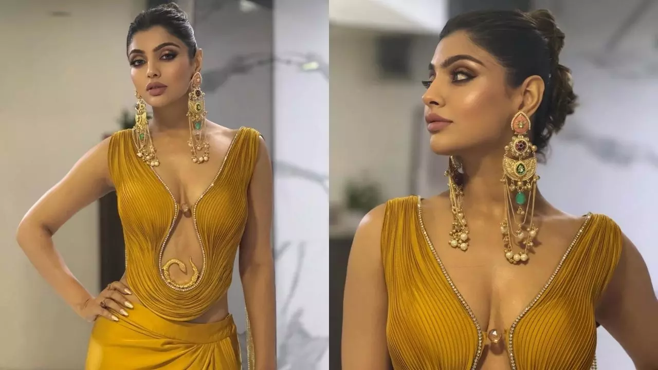 येलो फ्रंट कट आउटफिट में भोजपुरी एक्ट्रेस Akanksha Puri ने दिखाई कातिल अदाएं, इंटरनेट का पारा हुआ High