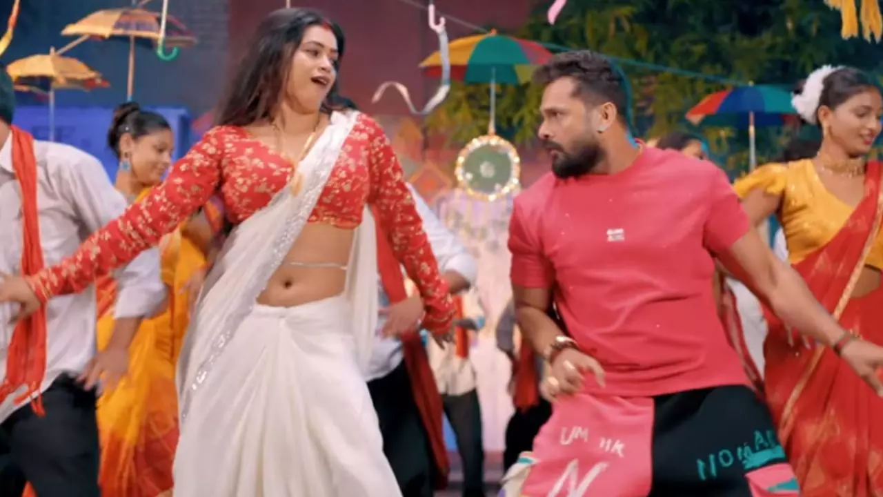 Khesari Lal Yadav  का Rumaliya गाना रिलीज होते ही काट रहा यूट्यूब पर गदर, लाखों में व्यूज, सफेद साड़ी में डिंपल सिंह को देख फैंस बोले- हाय तौबा