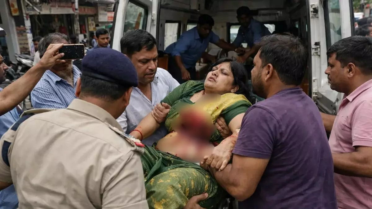 झारखंड में अपराधी बेखौफ! गोड्डा कोर्ट से लौट रही जज की पत्नी पर की ताबड़तोड़ फायरिंग, 3 गोली लगने से हालत गंभीर- भागलपुर रेफर