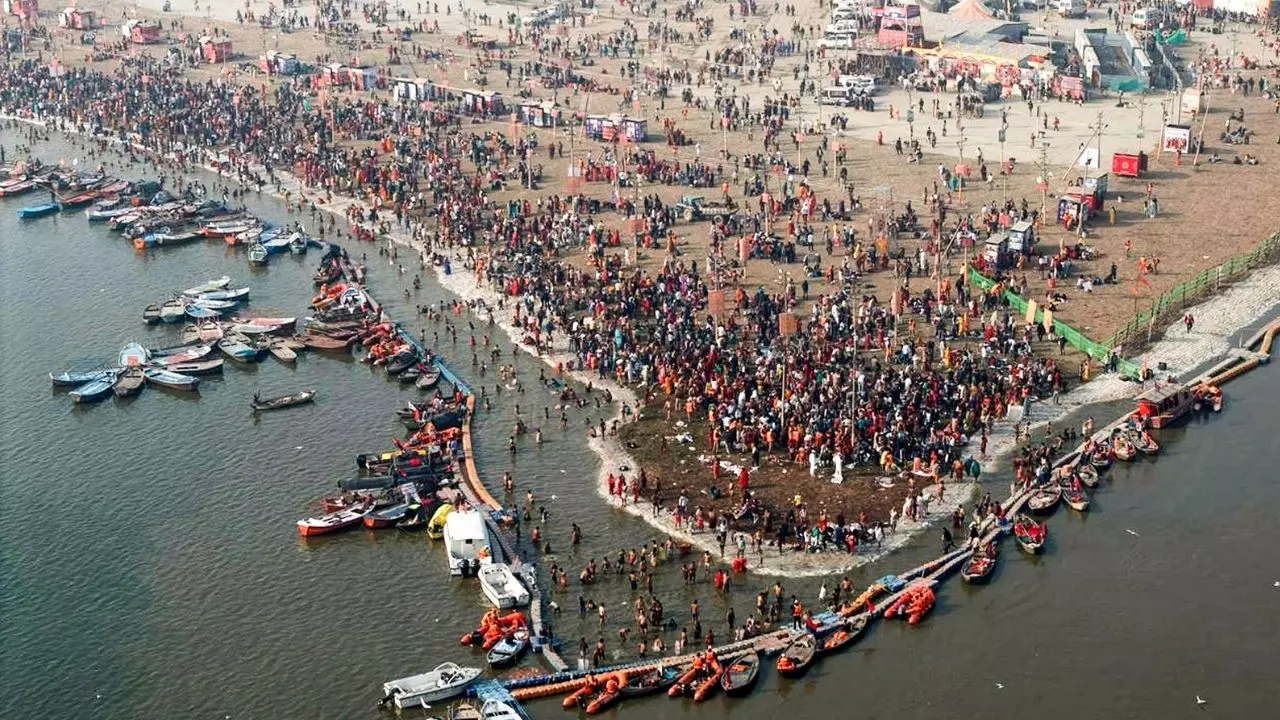 कोहरे-ठंड की परवाह नहीं! मौनी अमावस्या पर संगम नगरी में डुबकी लगाने पहुंच रहे श्रद्धालु; देखें Videos