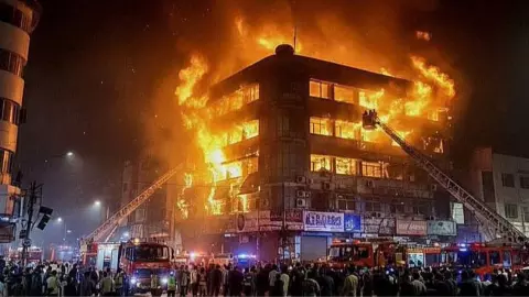 कराची के गुल प्लाजा मॉल में लगी भीषण आग, फायरफाइटर समेत 6 की मौत; 12 घंटे बाद भी रेस्क्यू जारी, कई लोग फंसे-VIDEO