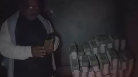 हवाला या साजिश? महाराजगंज में 500-500 की गड्डियों के साथ वीडियो वायरल होने पर भाजपा जिला महामंत्री ने दी सफाई, कहा- पैसा नकली है