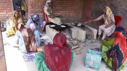 किसी के पिता तो किसी की बेटी की हुई मौत, फिर भी चूल्हा नहीं बुझा; छत्तीसगढ़ के मिड-डे मील रसोइयों का दर्द भरा संघर्ष