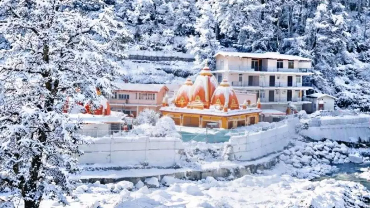 बर्फ से ढका कैंची धाम! तस्वीर देखते ही सैलानी हुए एक्साइटेड, यूजर्स बोले- ऐसा पहली बार देखा