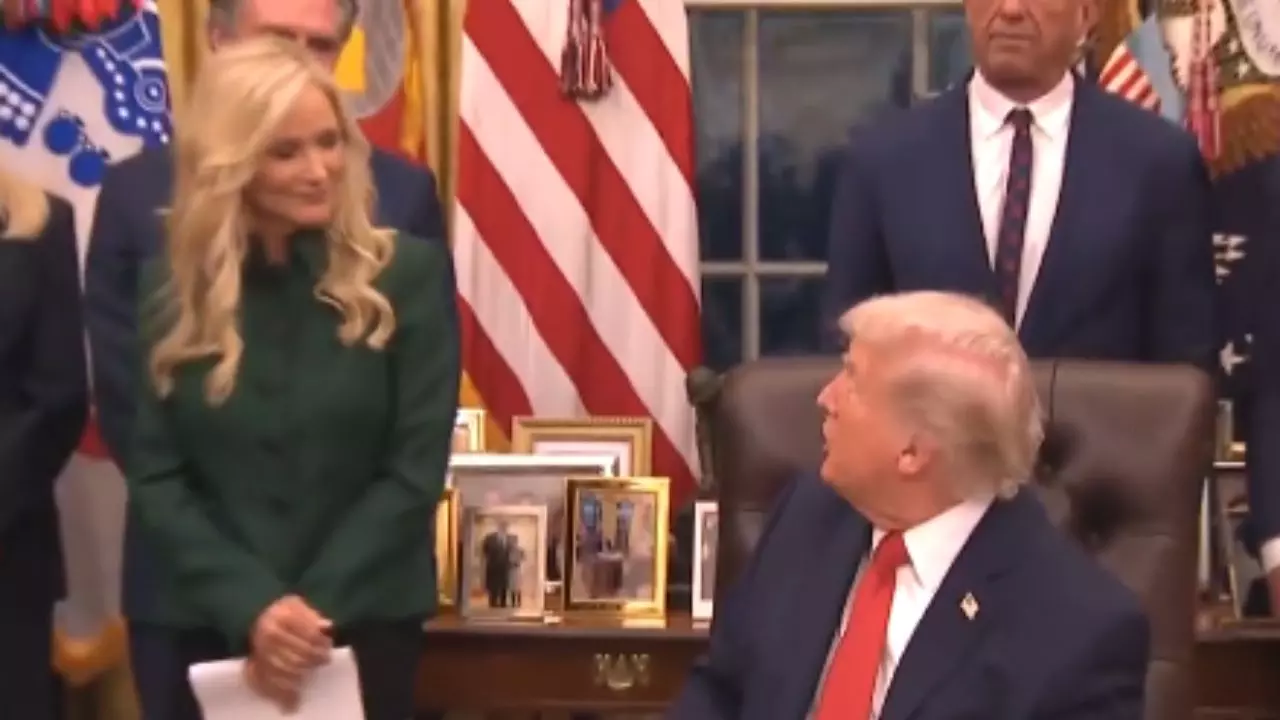 तुम्हारी खूबसूरती के कारण तुम्हारे पति को नौकरी पर रखा है, मंत्री की पत्नी से ट्रंप ने किया फ्लर्ट- देखिए Video