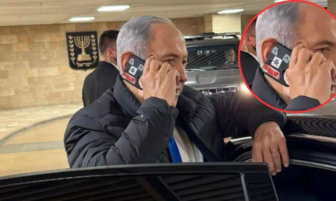 इजरायली पीएम नेतन्याहू के फोन कैमरे पर लाल टेप क्यों लगा है?