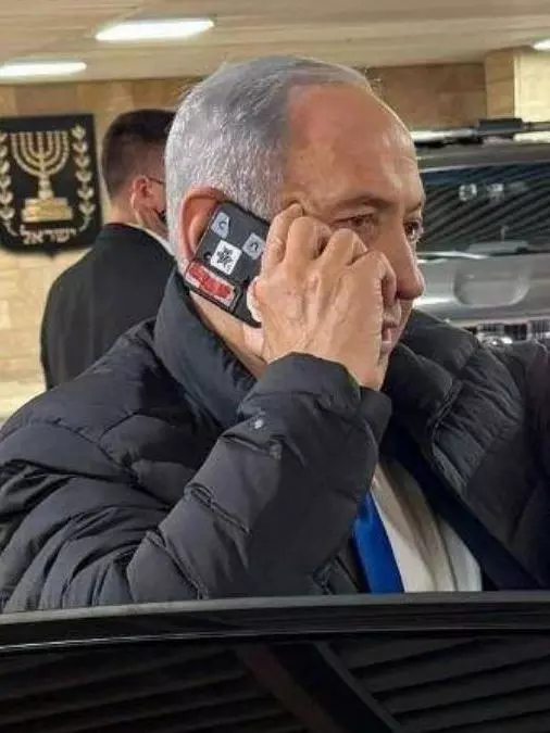 इजरायली पीएम नेतन्याहू के फोन कैमरे पर लाल टेप क्यों लगा है?