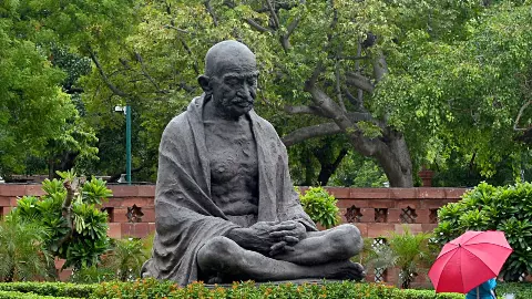 क्या गोडसे ने RSS को ‘गांधी का हत्यारा’ बनने से बचा लिया? हत्या के बाद रची गई कहानी का सच क्या गोडसे ने RSS को ‘गांधी का हत्यारा’ बनने से बचा लिया? हत्या के बाद रची गई कहानी का सच