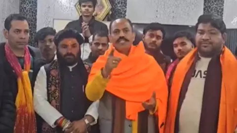 ‘चौथे पर 21 हजार, पांचवें बच्चे पर 31 हजार दूंगा’, तलवार लहराने वाले पिंकी चौधरी का एलान, Video Viral ‘चौथे पर 21 हजार, पांचवें बच्चे पर 31 हजार दूंगा’, तलवार लहराने वाले पिंकी चौधरी का एलान, Video Viral